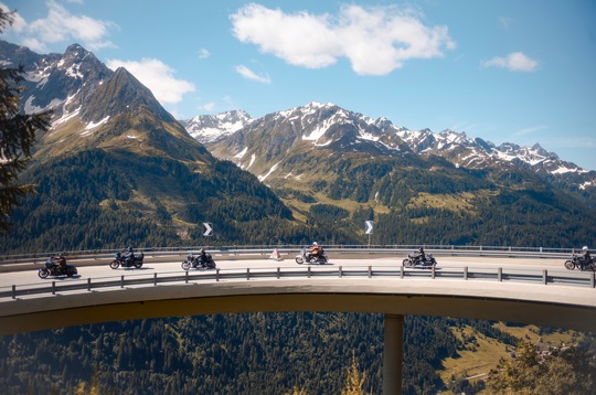 Motorradfahrer in den Schweizer Alpen