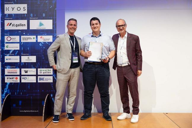 LEADER-Chefredaktor Stephan Ziegler, Stefan Bamberger und Preissponsor Mirko Galasso von der BVS St.Gallen (v.l.)