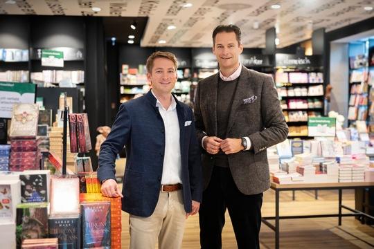 Sven Burkhard (Vorstand von Elanders Print & Packaging, links) und Ingo Kretzschmar (CEO von Thalia) freuen sich auf die Zusammenarbeit.