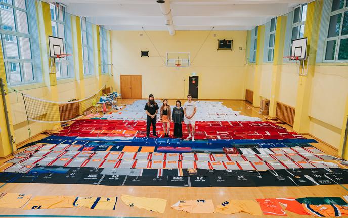 Das weltgrösste Basketballtrikot vor dem Freiheitsdenkmal in Riga
